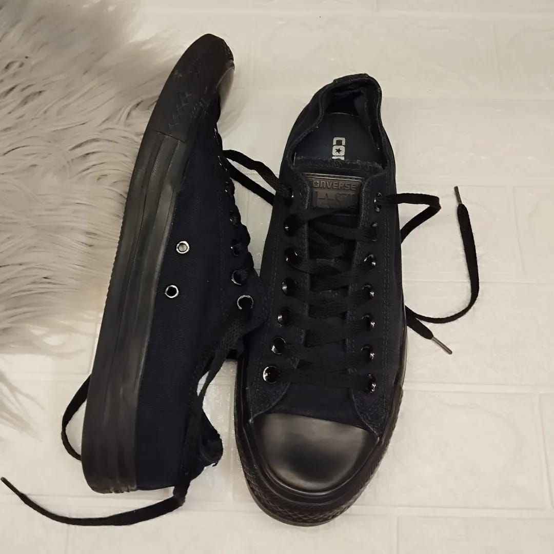 Full black low rise converse
