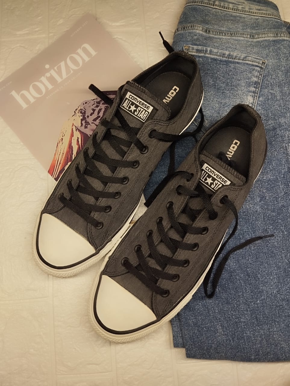 Black low rise converse