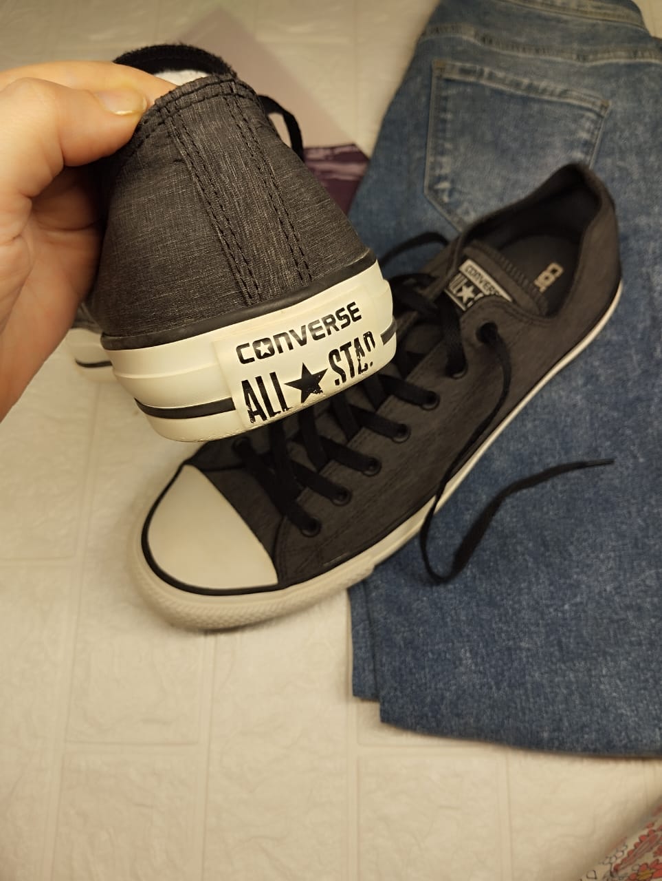 Black low rise converse