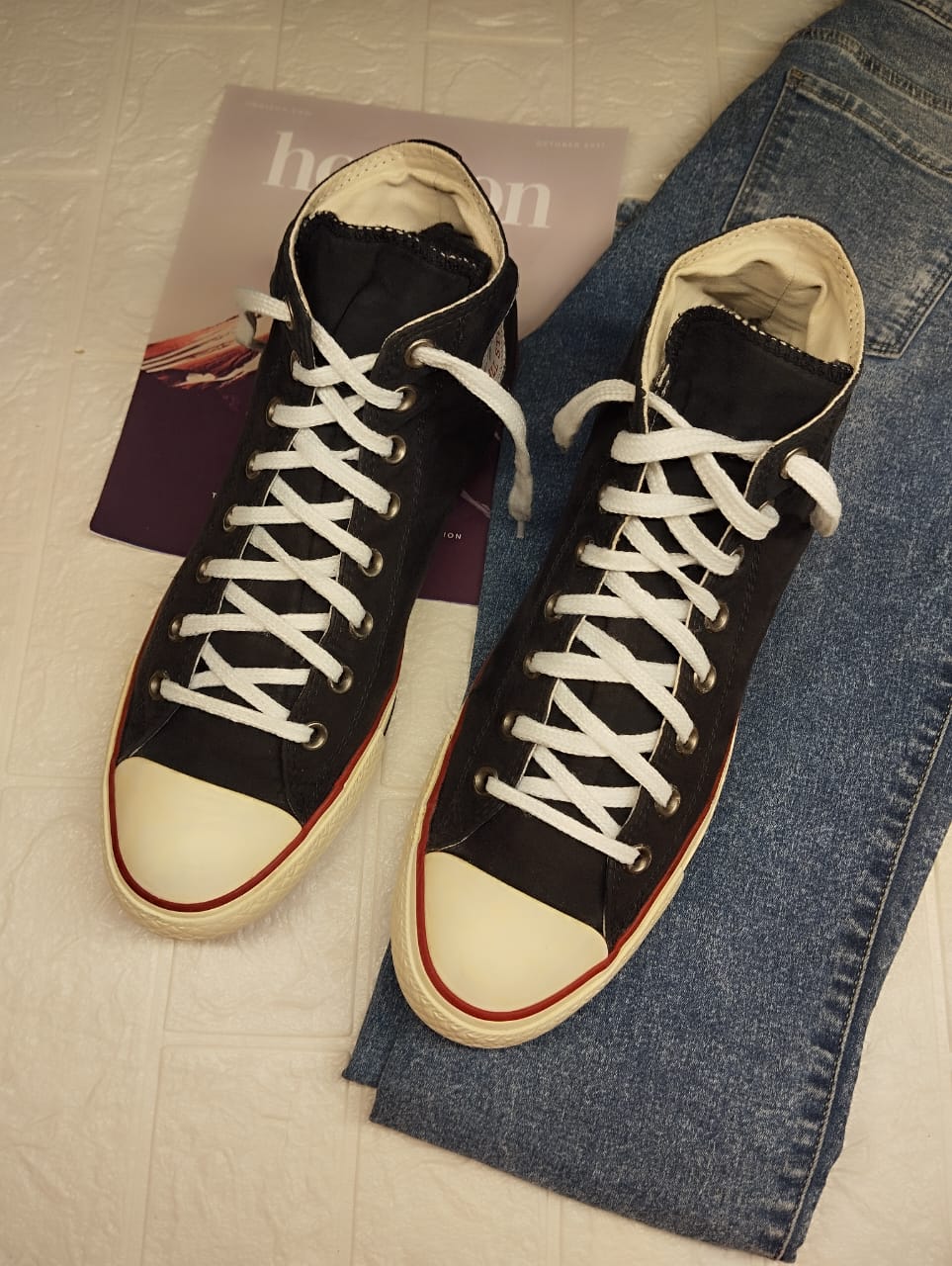 Black high rise converse (red line)