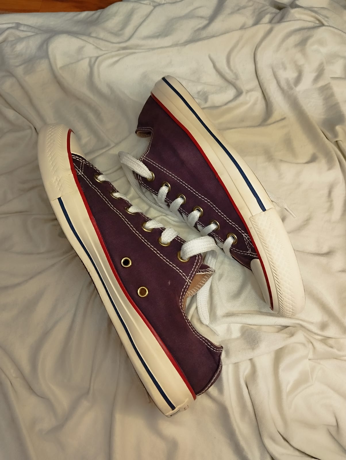 Magenta low rise converse