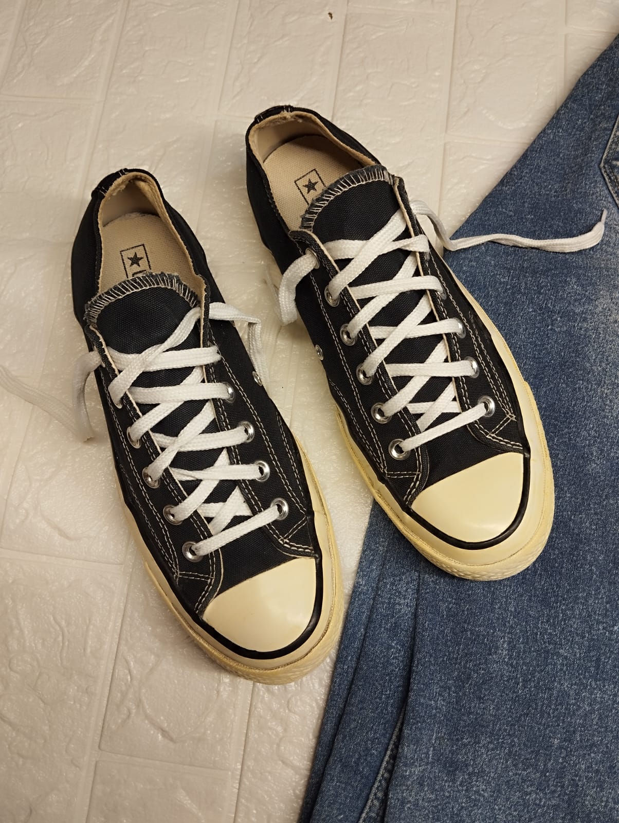 Black low rise taylor chuck