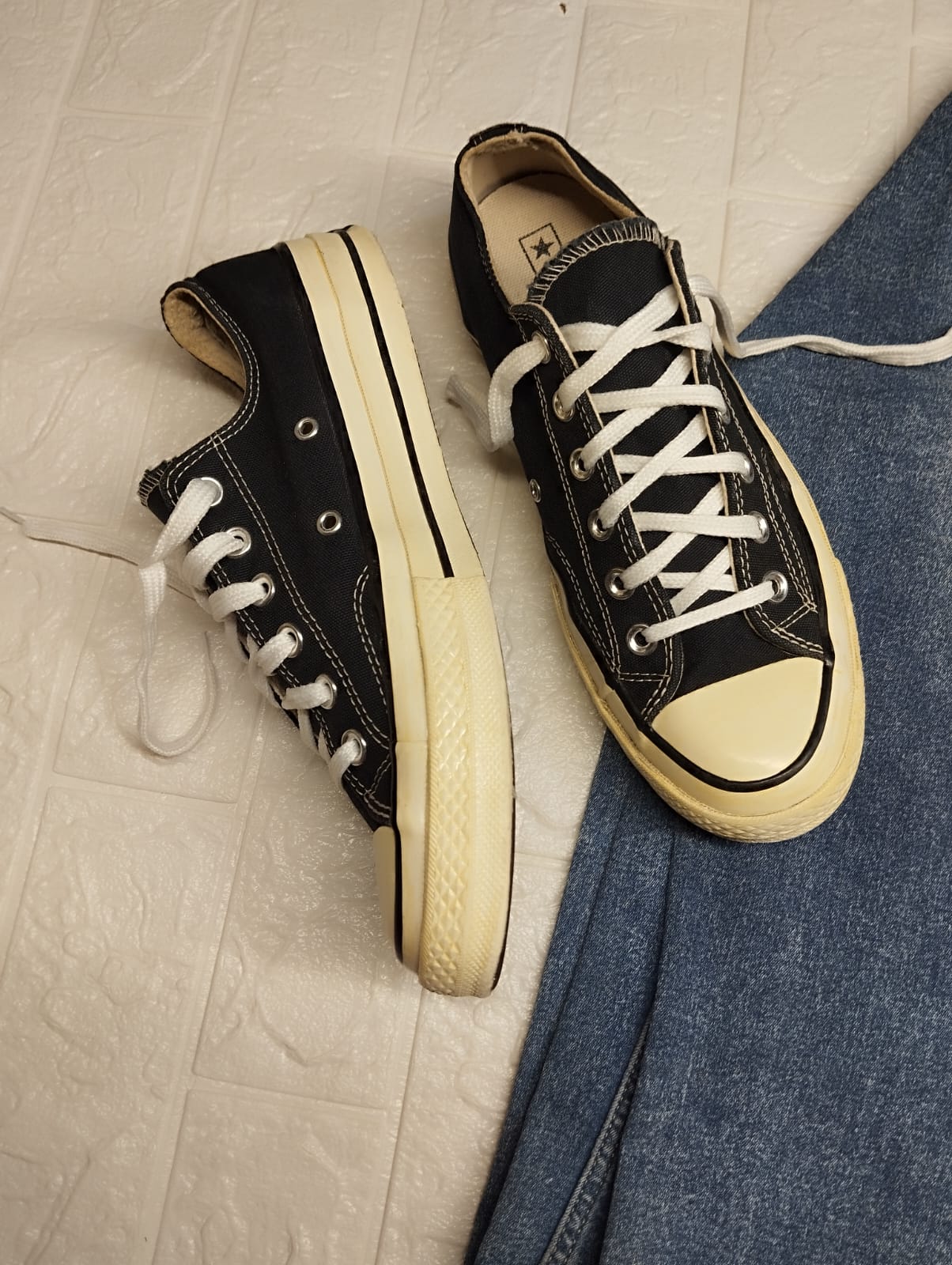 Black low rise taylor chuck