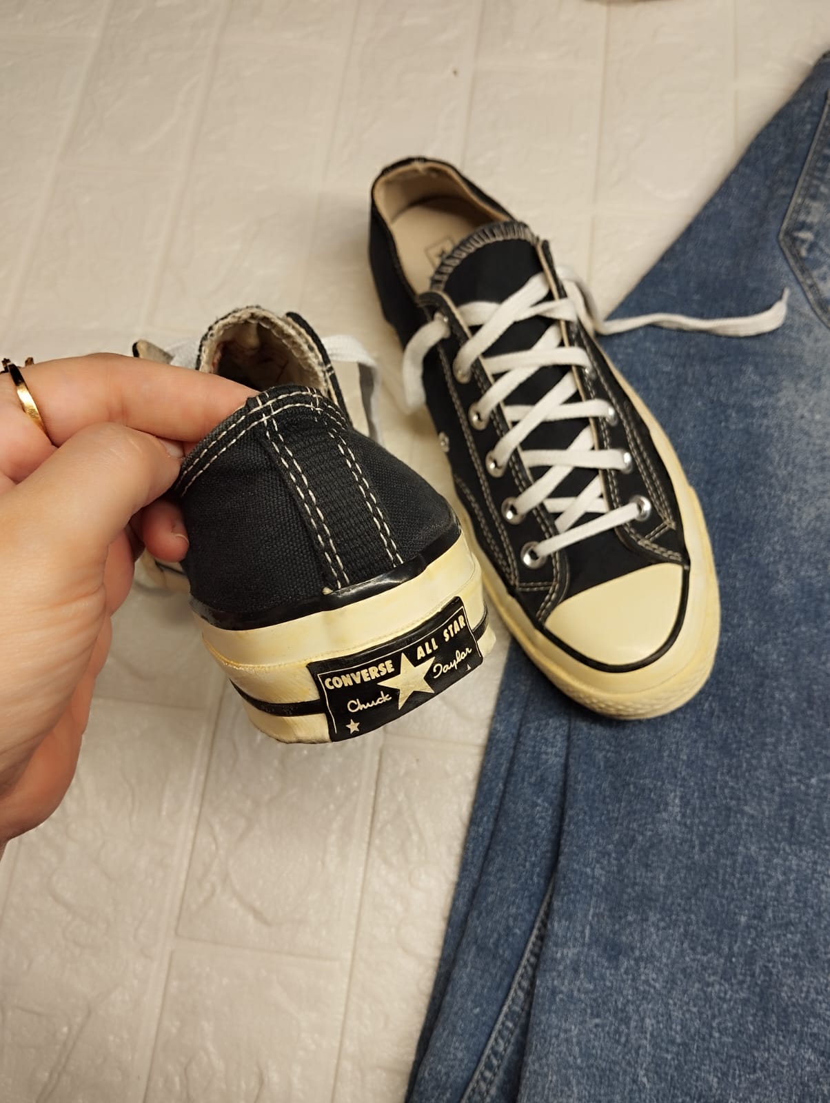 Black low rise taylor chuck