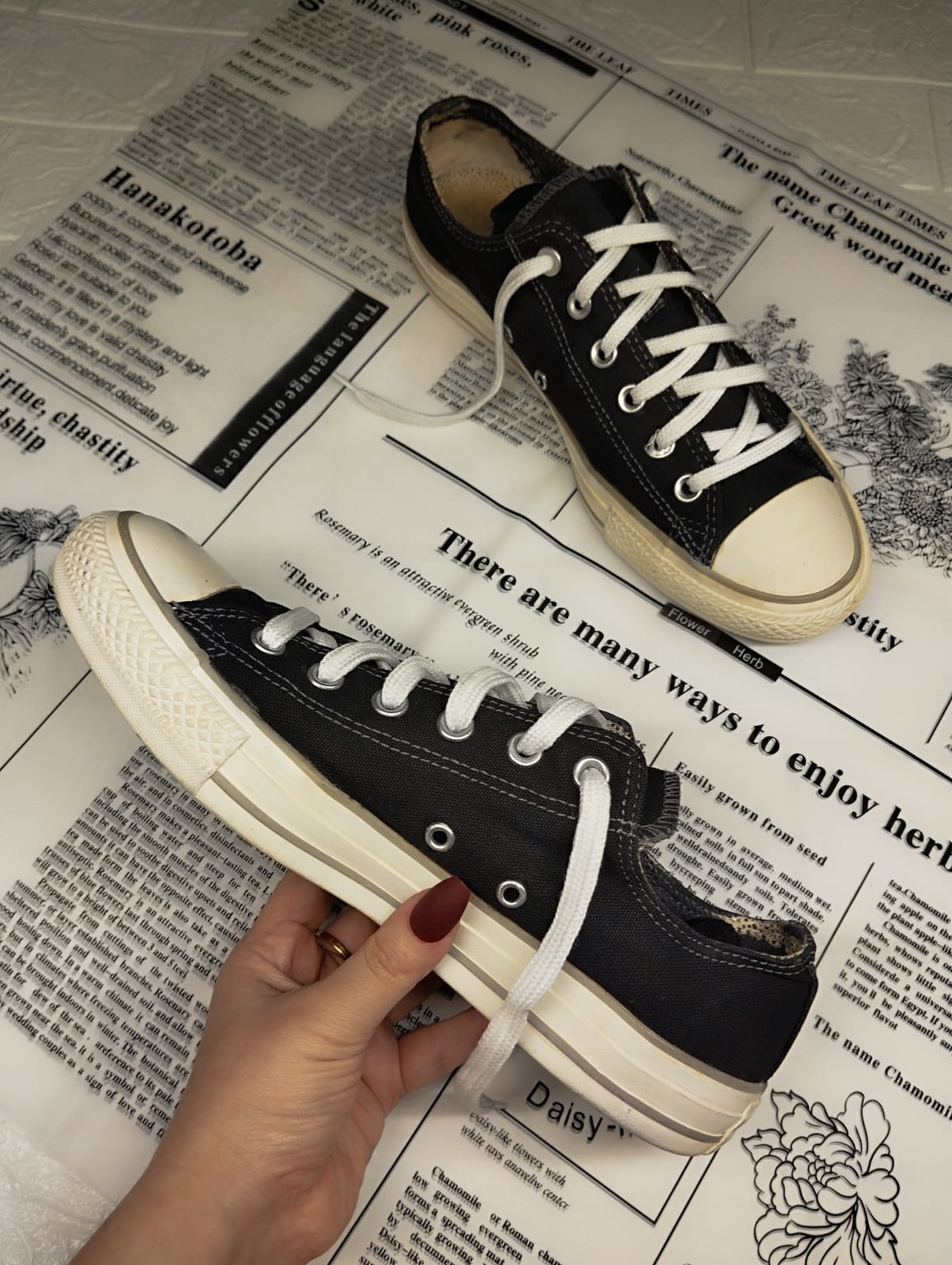 Black and grey low rise converse