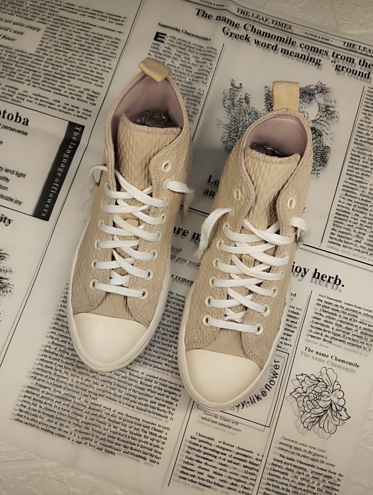 Beige high rise wave platform