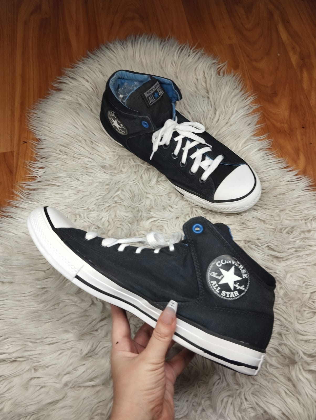 Black and blue ankle cut