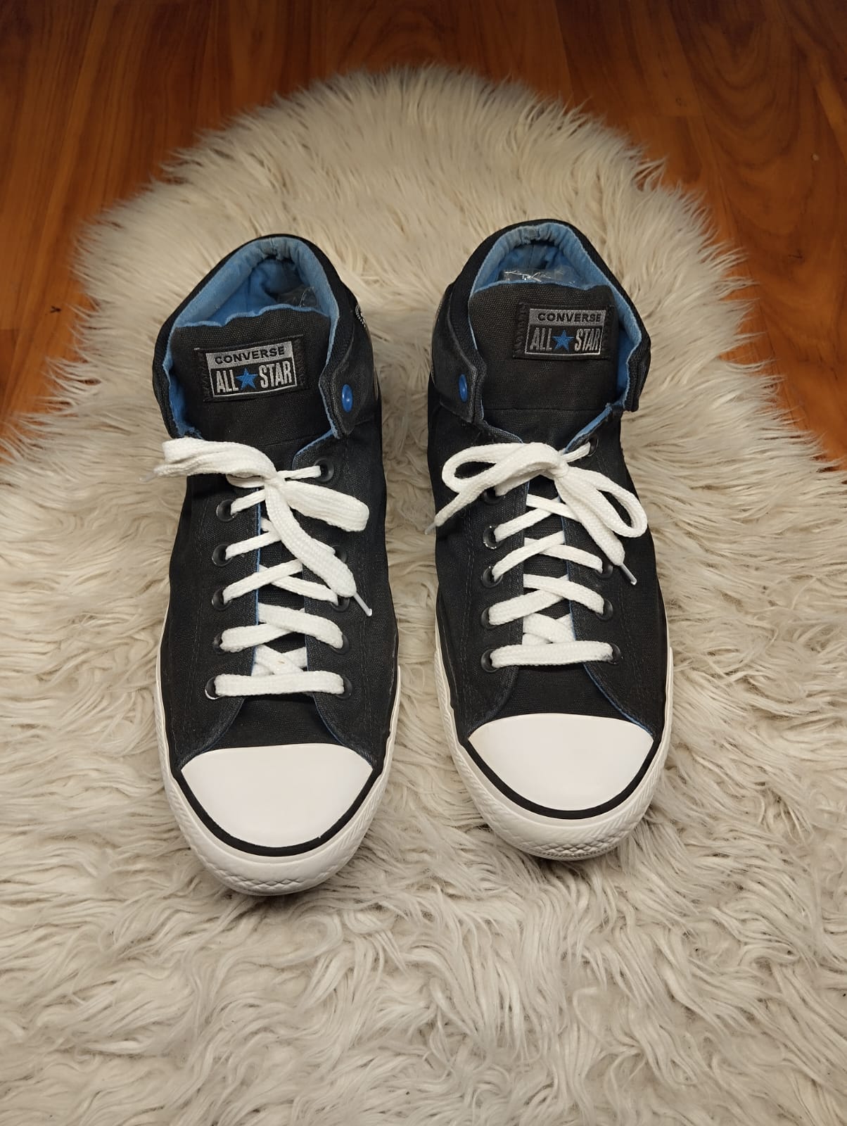 Black and blue ankle cut