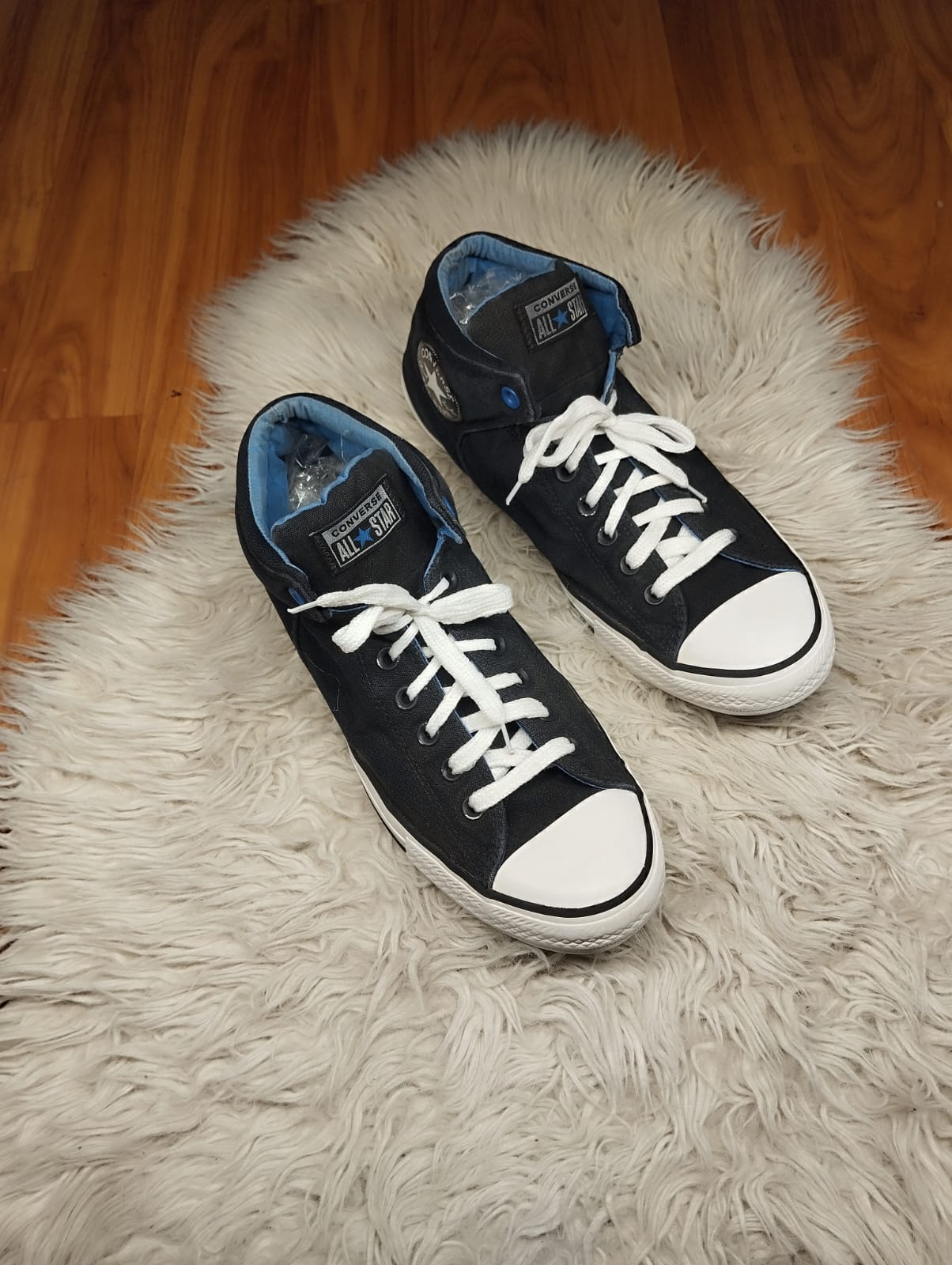 Black and blue ankle cut