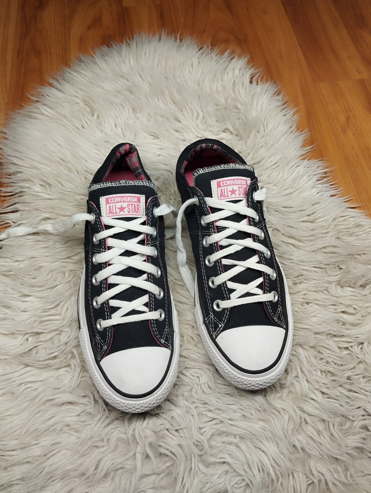 Black and pink low rise converse