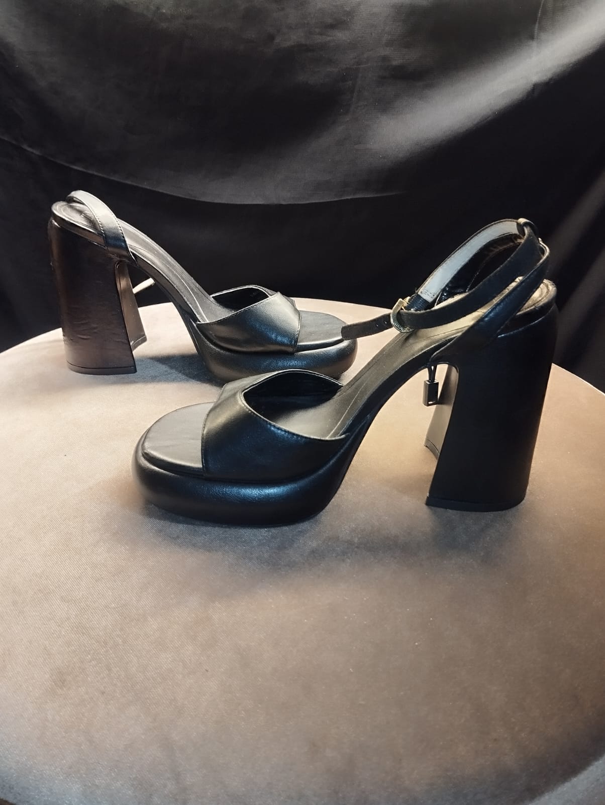 Black box heel
