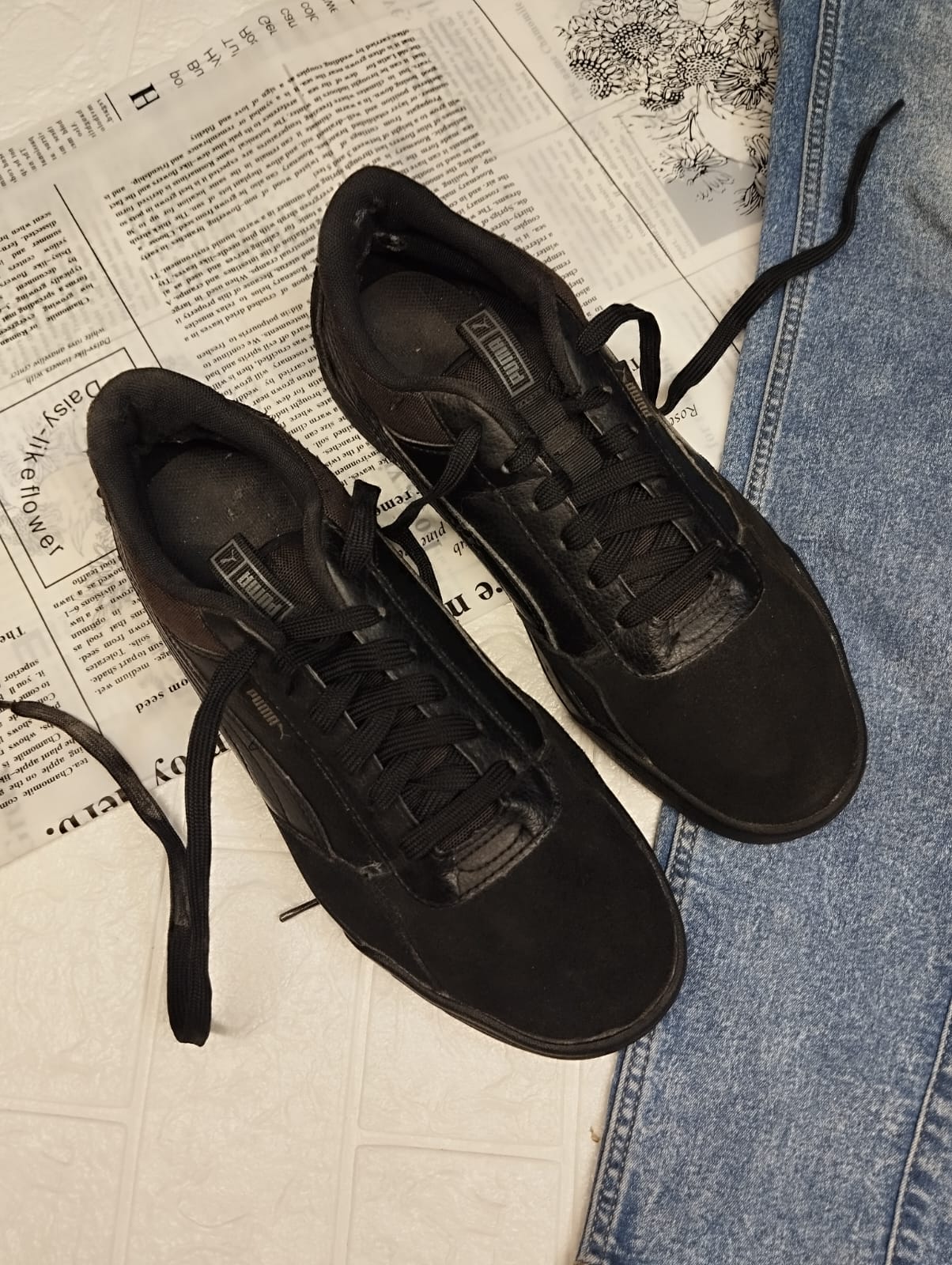 Full black puma sneakers