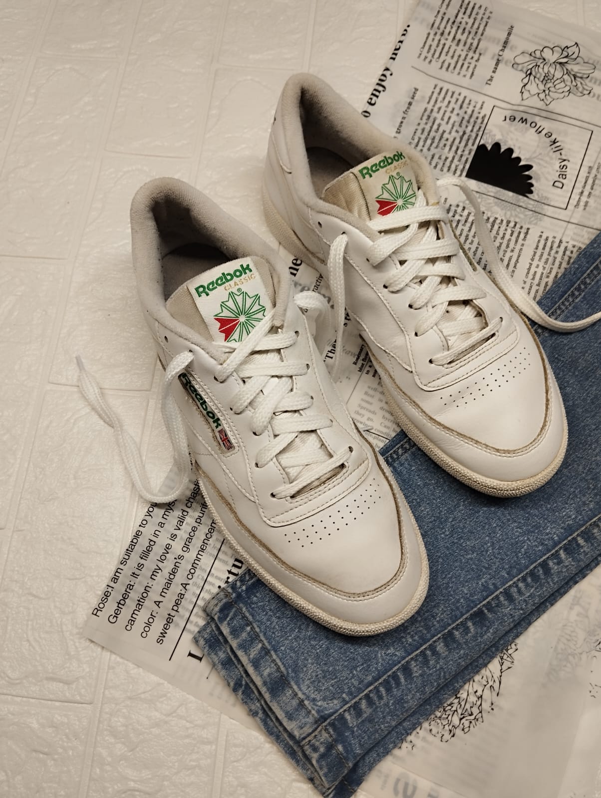 Reebok Classic Club C Vintage trainers in chalk with green