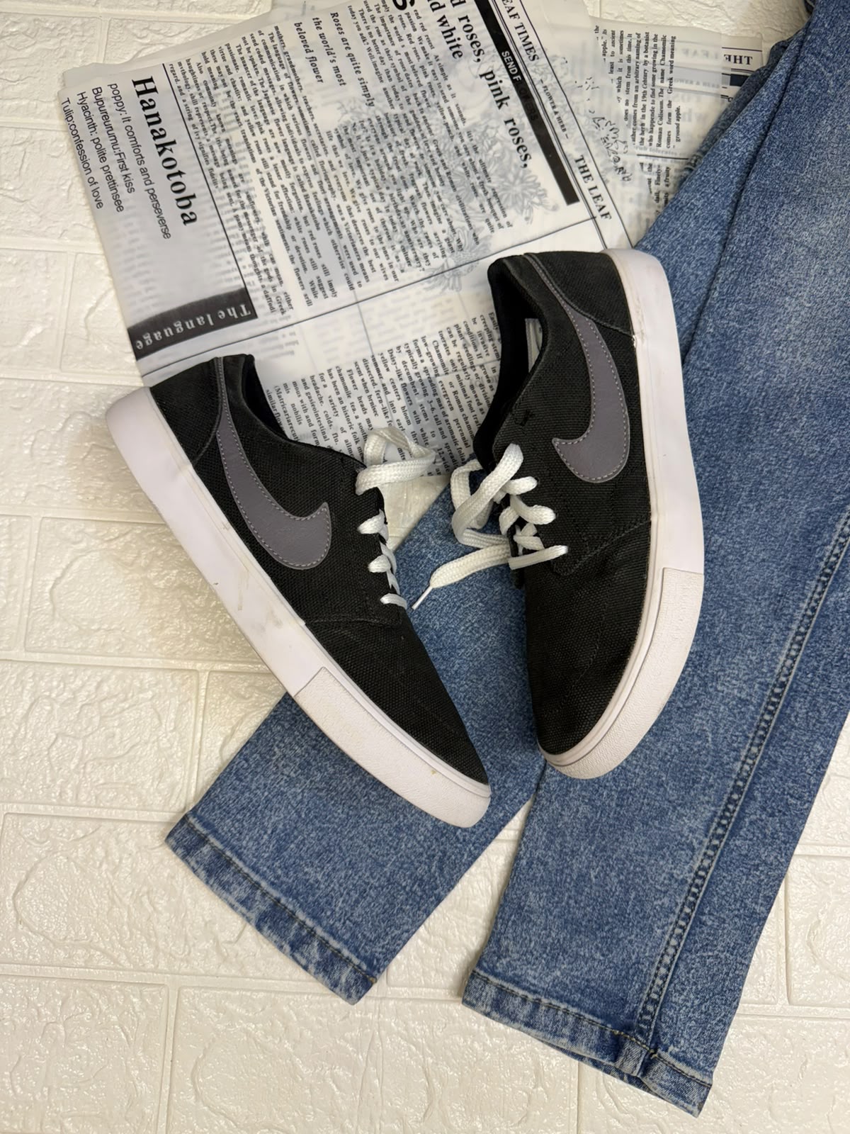 Black and grey low rise nike