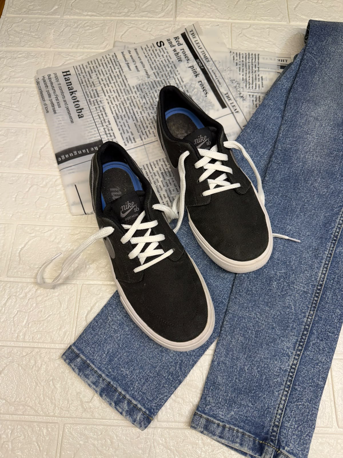 Black and grey low rise nike