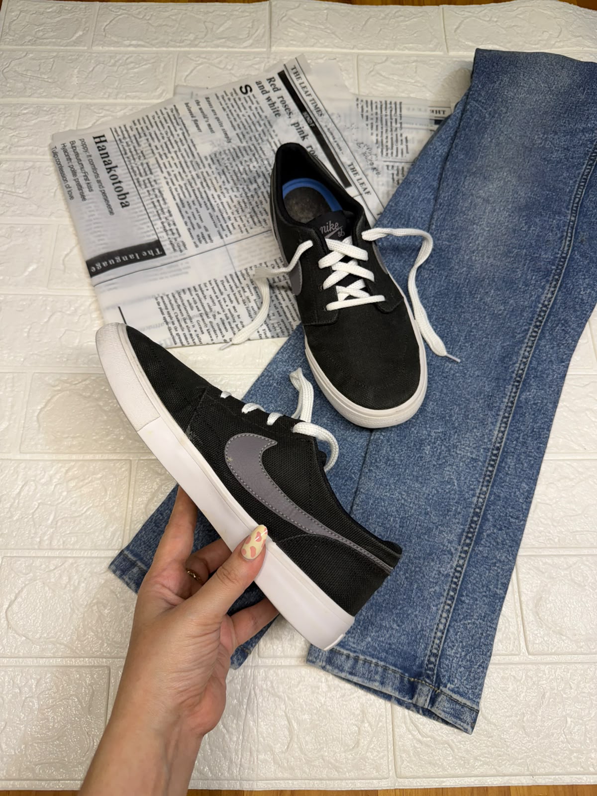 Black and grey low rise nike