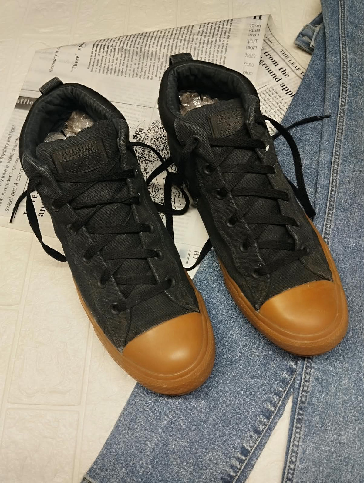 Black Mid /Dark Honey Converse