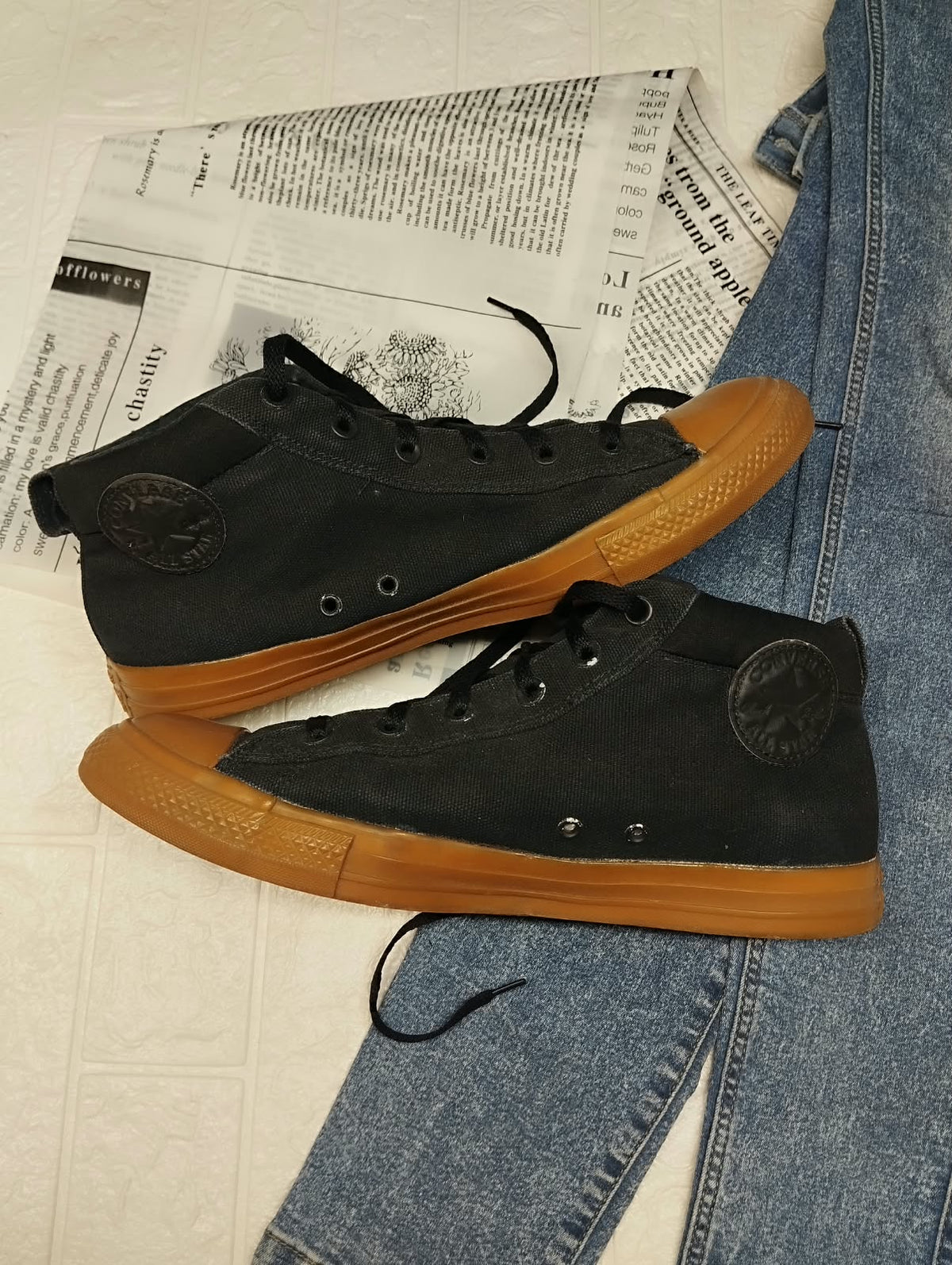 Black Mid /Dark Honey Converse