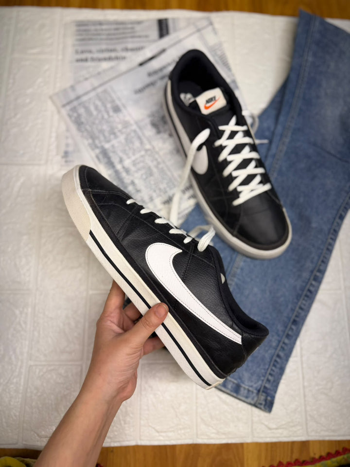 Nike black n white