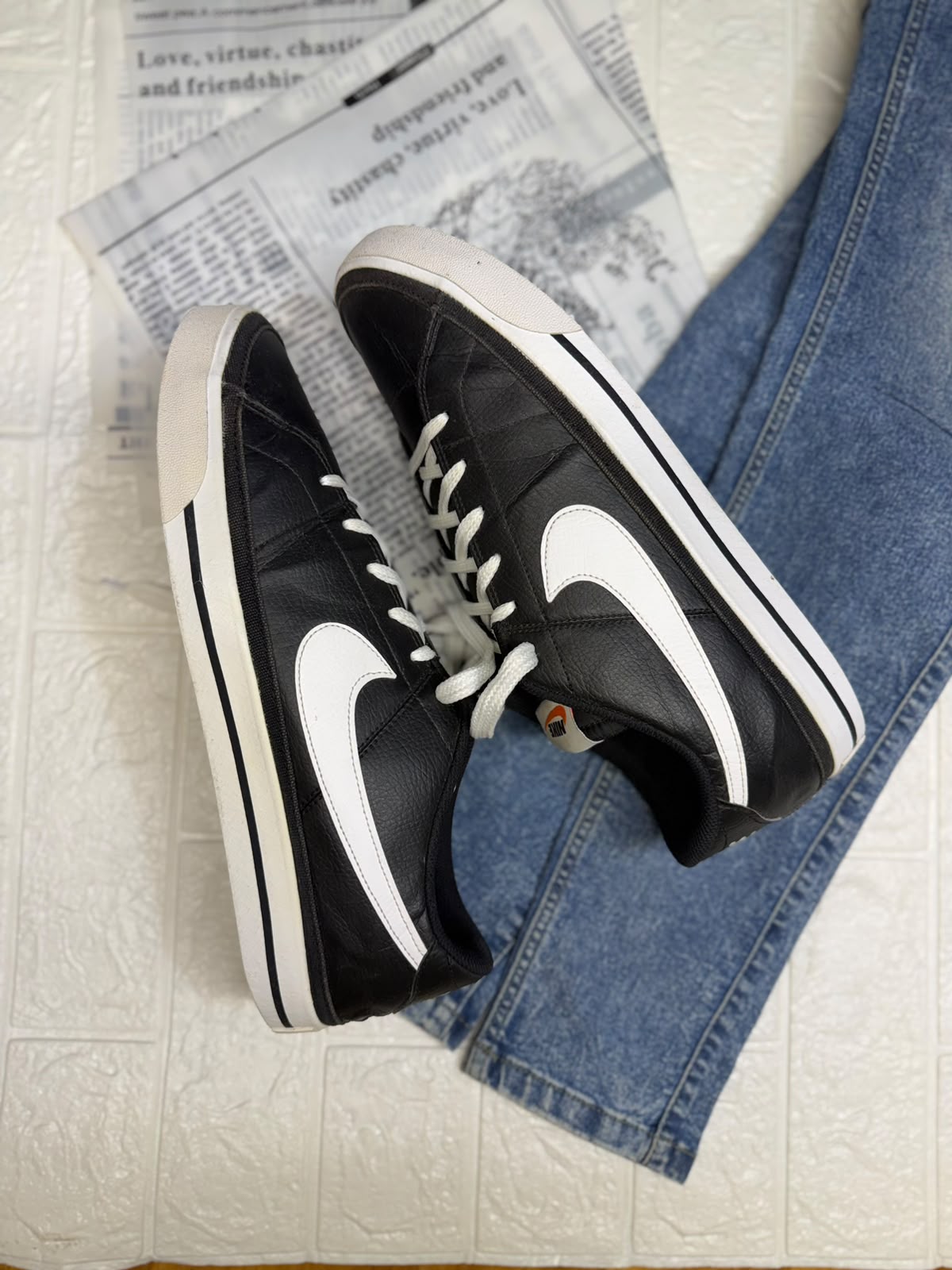 Nike black n white