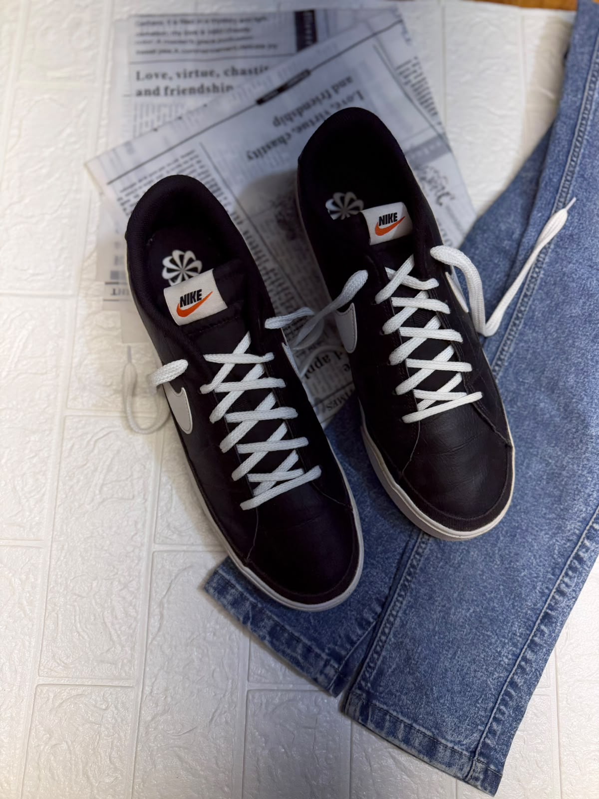 Nike black n white