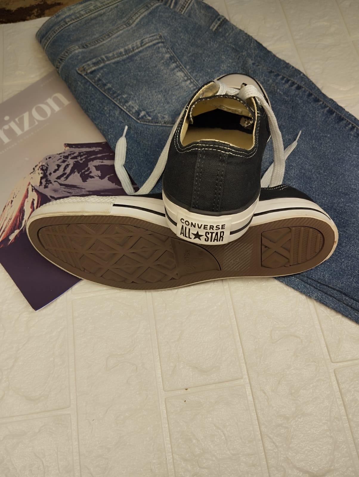 Black low rise converse