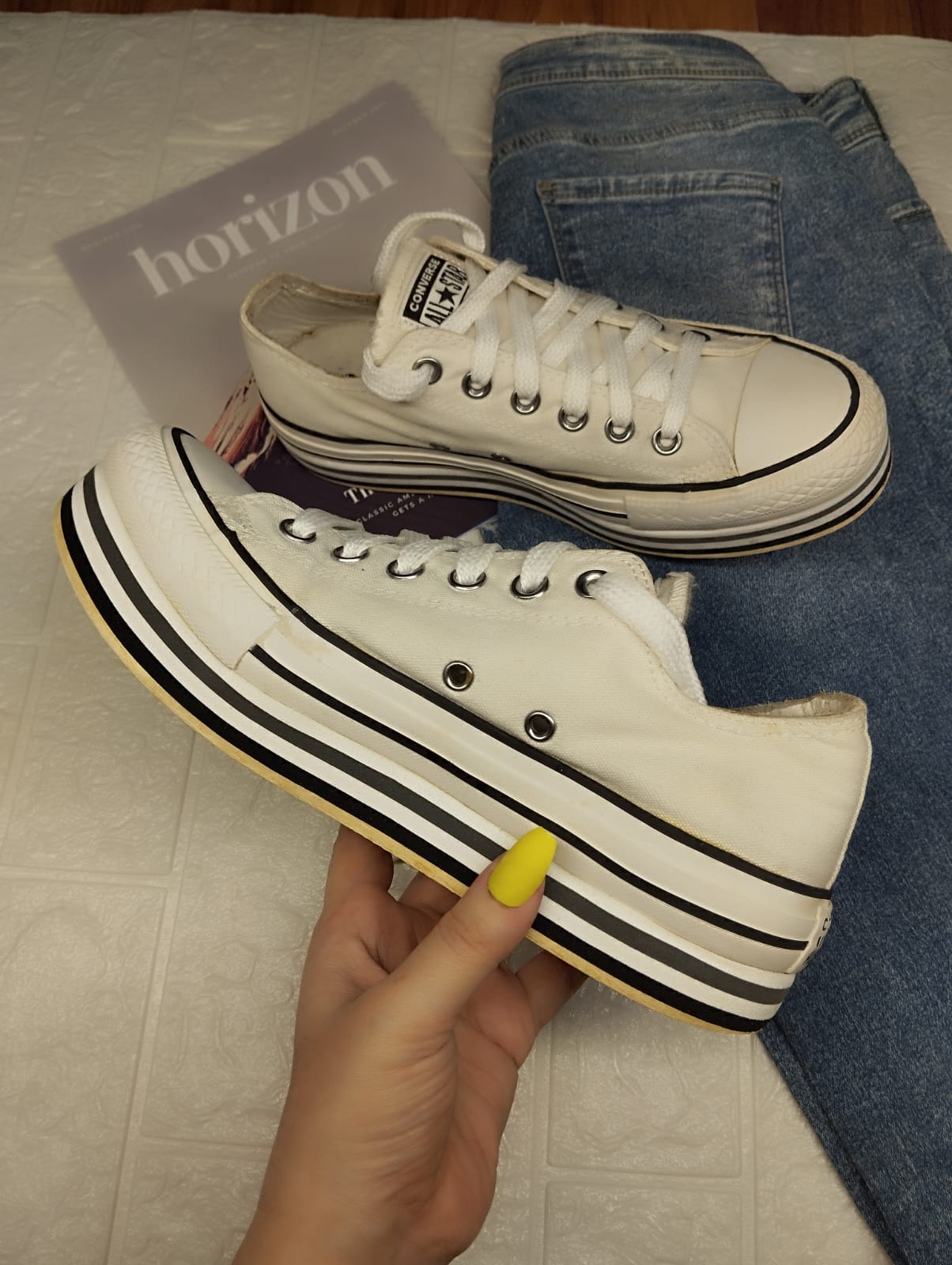 White low rise platform